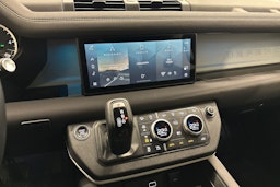 musta Land Rover Defender 2022 kuva 15.