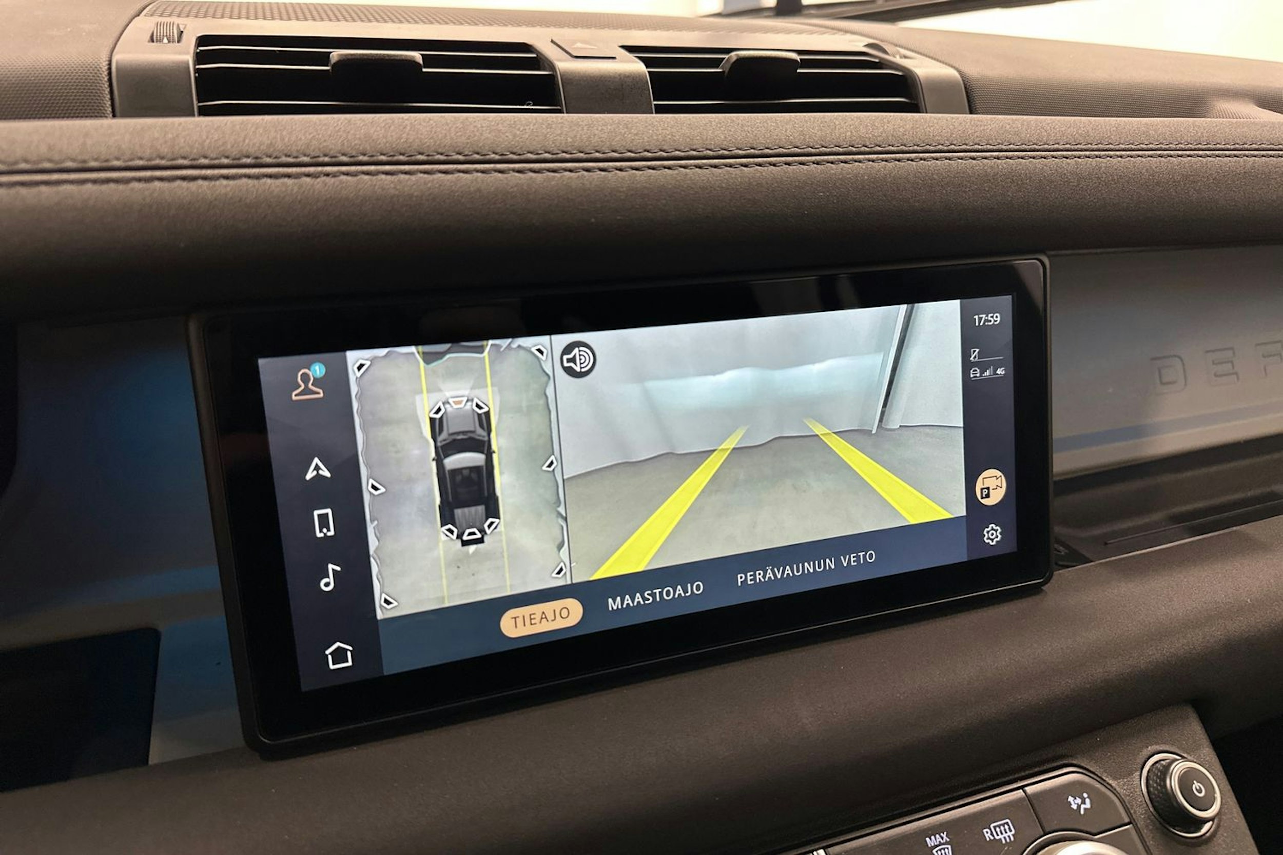 musta Land Rover Defender 2022 kuva 17.