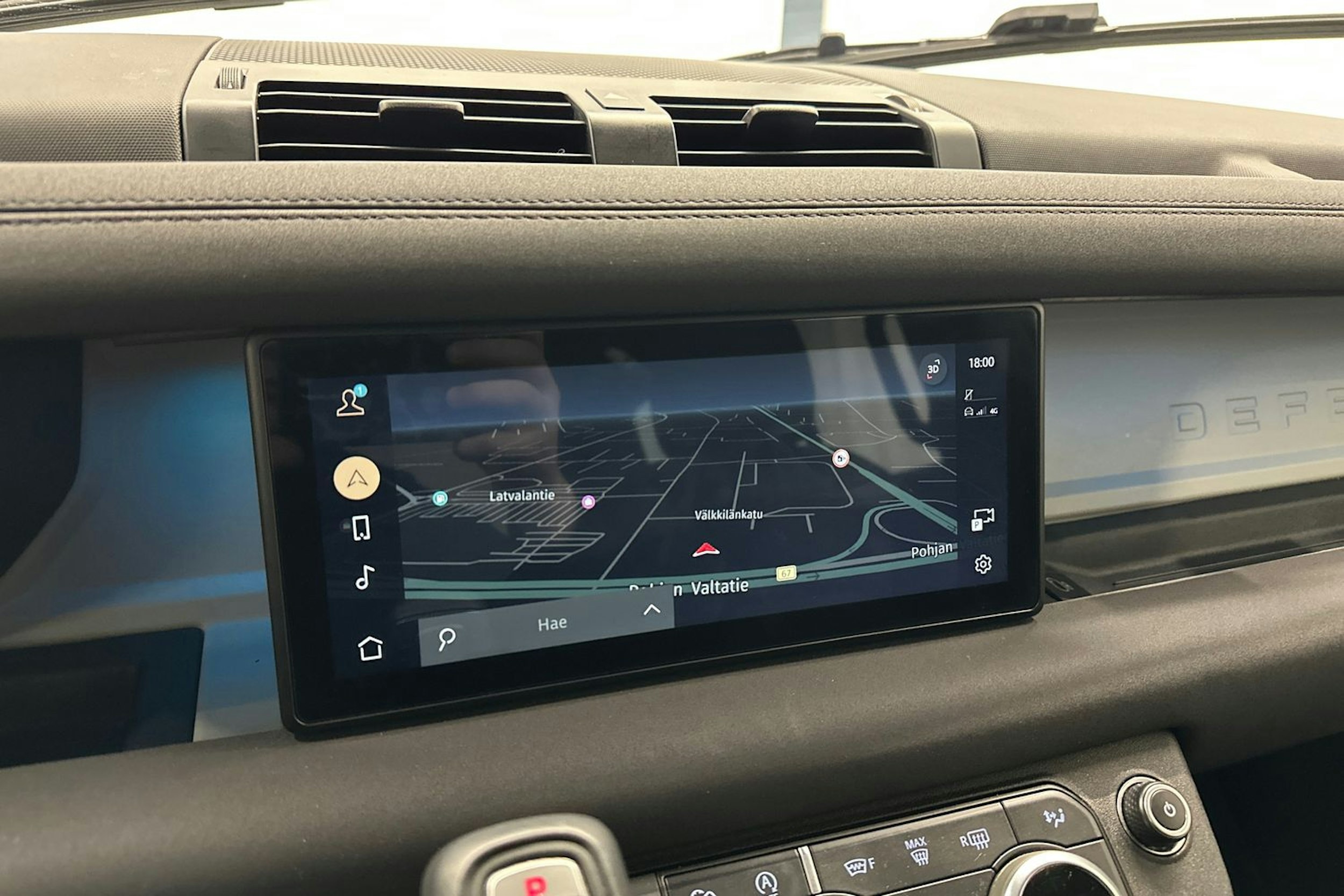 musta Land Rover Defender 2022 kuva 18.