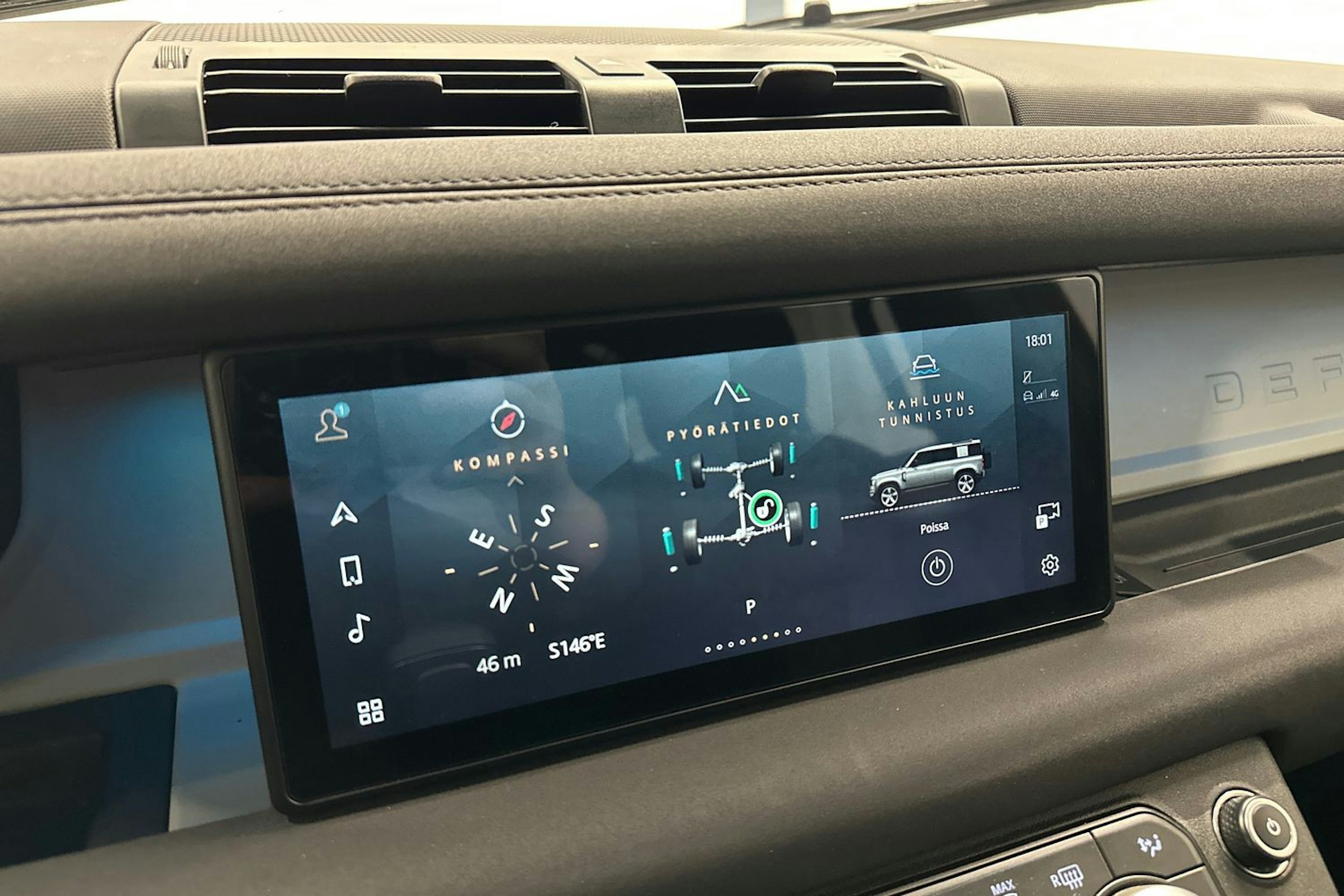 musta Land Rover Defender 2022 kuva 19.