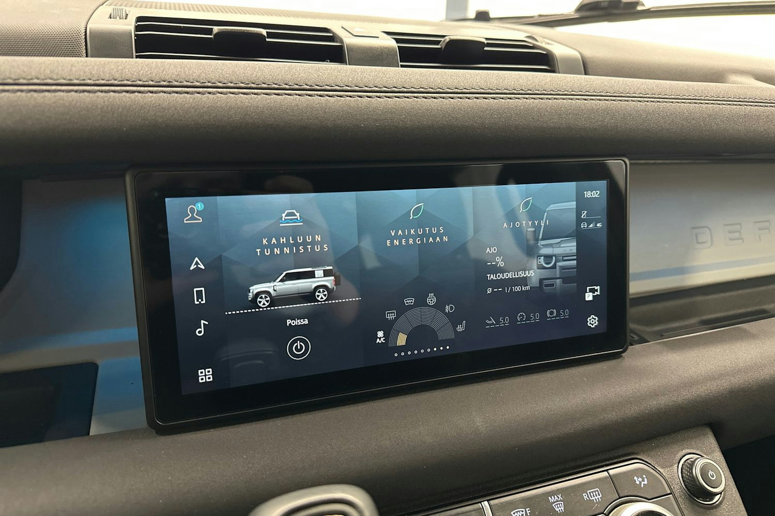 musta Land Rover Defender 2022 kuva 20.