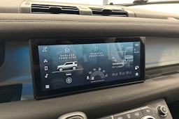 musta Land Rover Defender 2022 kuva 20.