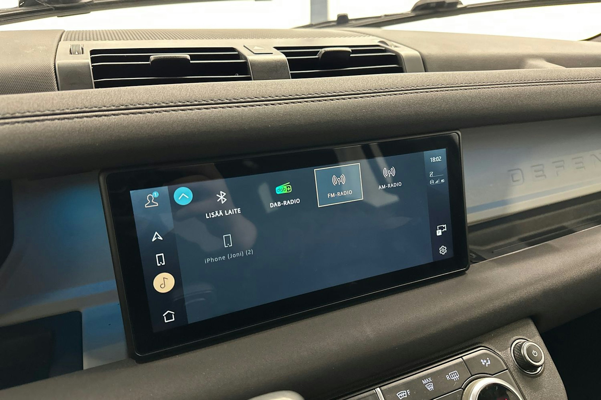 musta Land Rover Defender 2022 kuva 21.