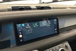 musta Land Rover Defender 2022 kuva 21.