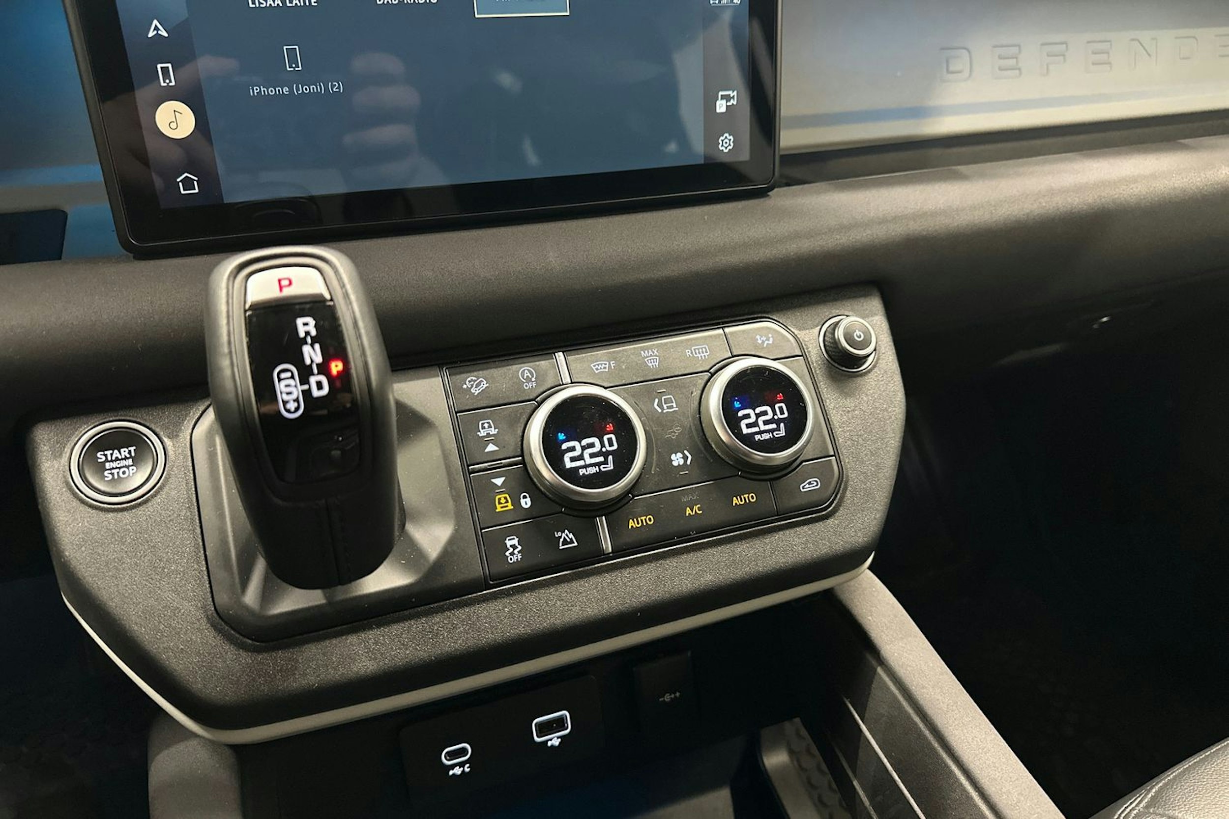 musta Land Rover Defender 2022 kuva 22.