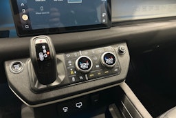 musta Land Rover Defender 2022 kuva 22.