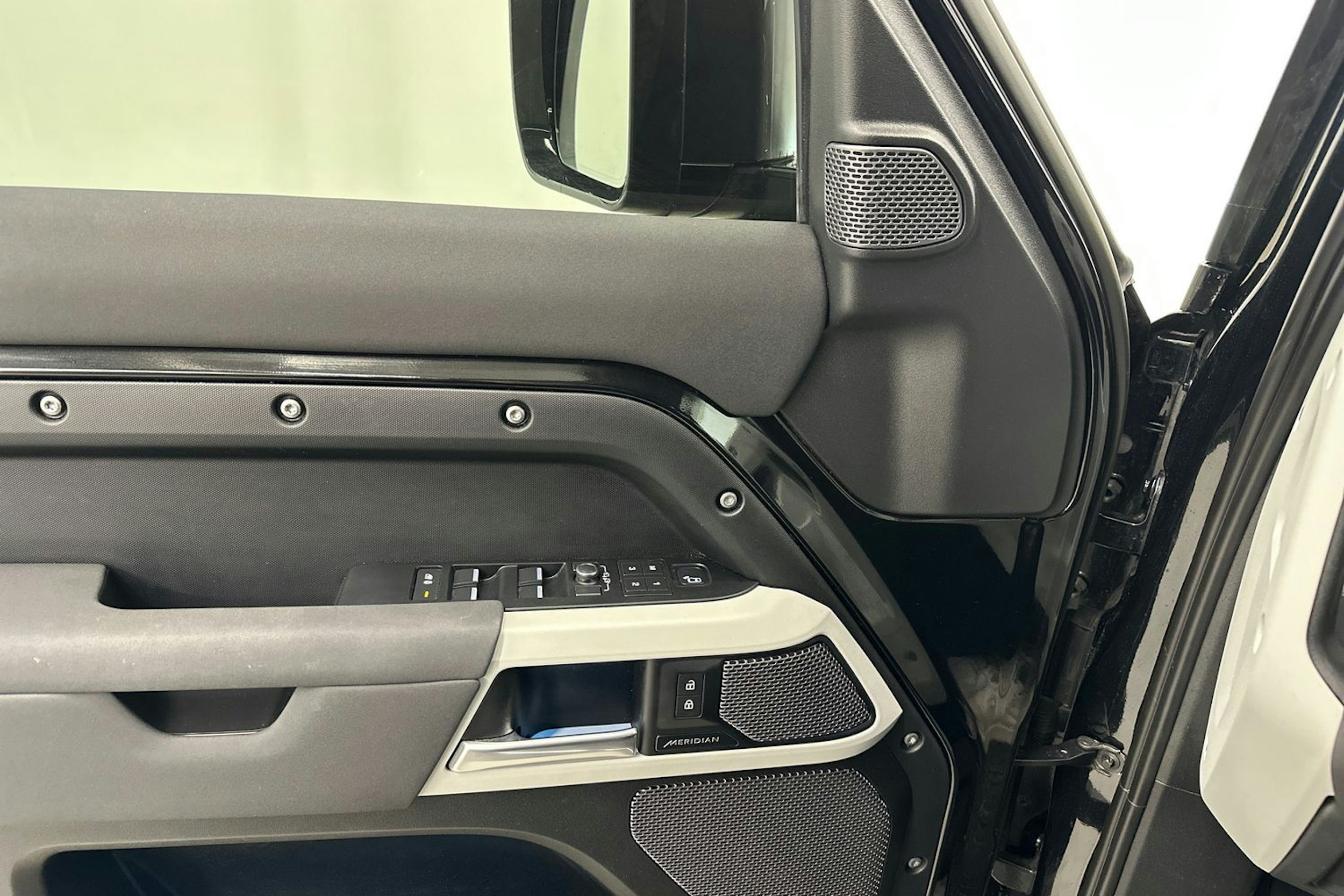 musta Land Rover Defender 2022 kuva 23.
