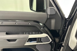 musta Land Rover Defender 2022 kuva 23.