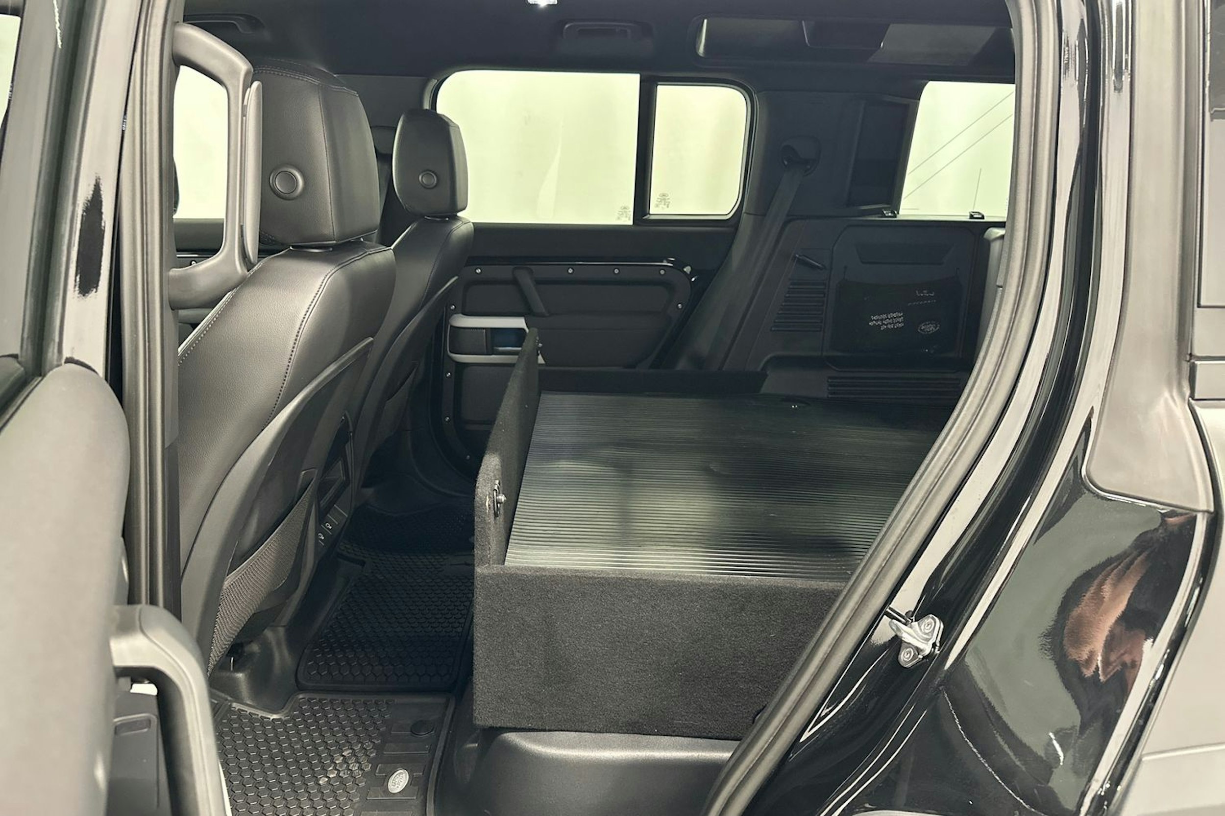 musta Land Rover Defender 2022 kuva 24.