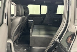 musta Land Rover Defender 2022 kuva 24.