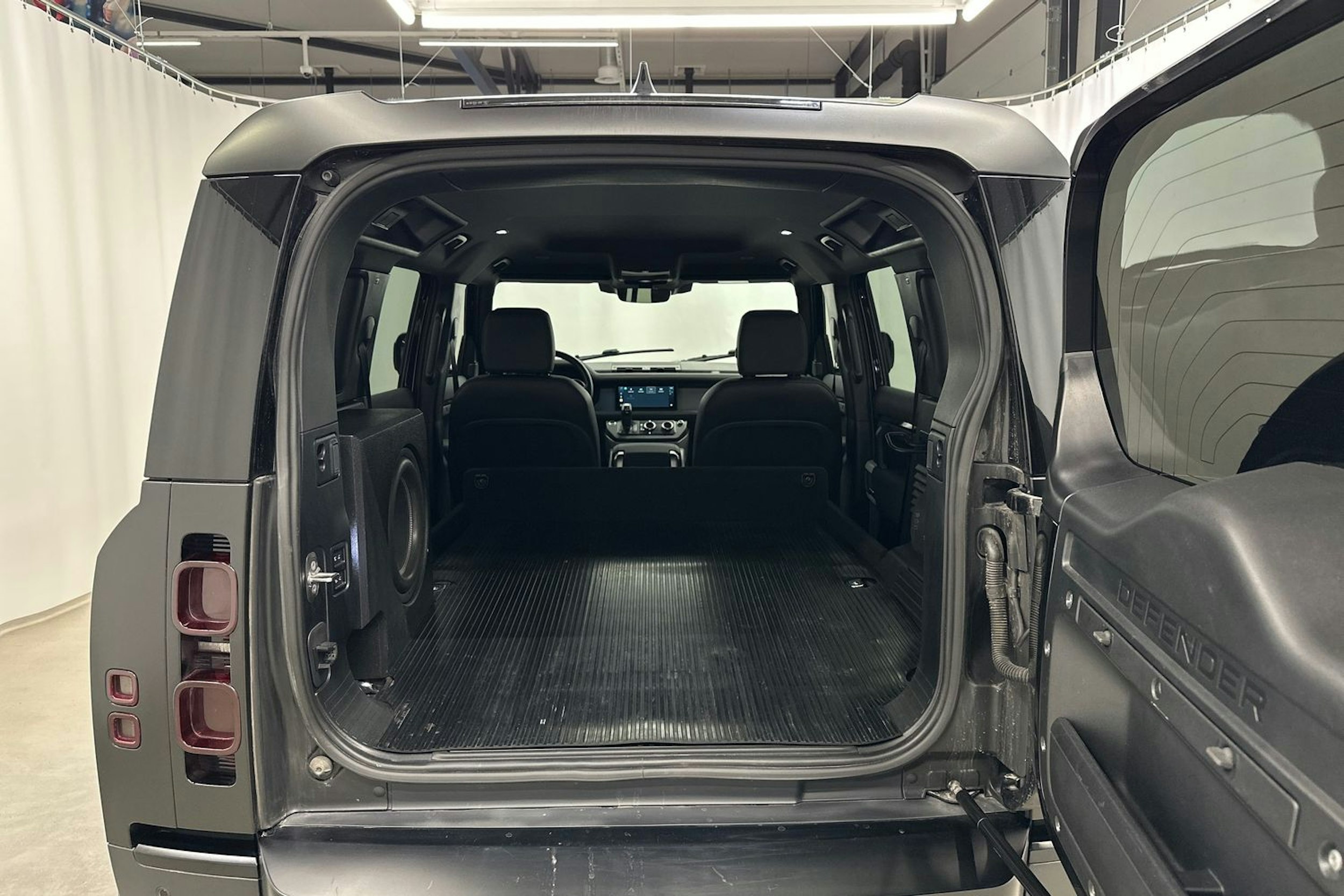 musta Land Rover Defender 2022 kuva 25.