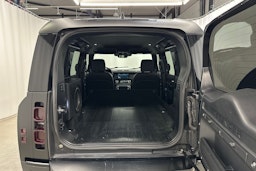 musta Land Rover Defender 2022 kuva 25.