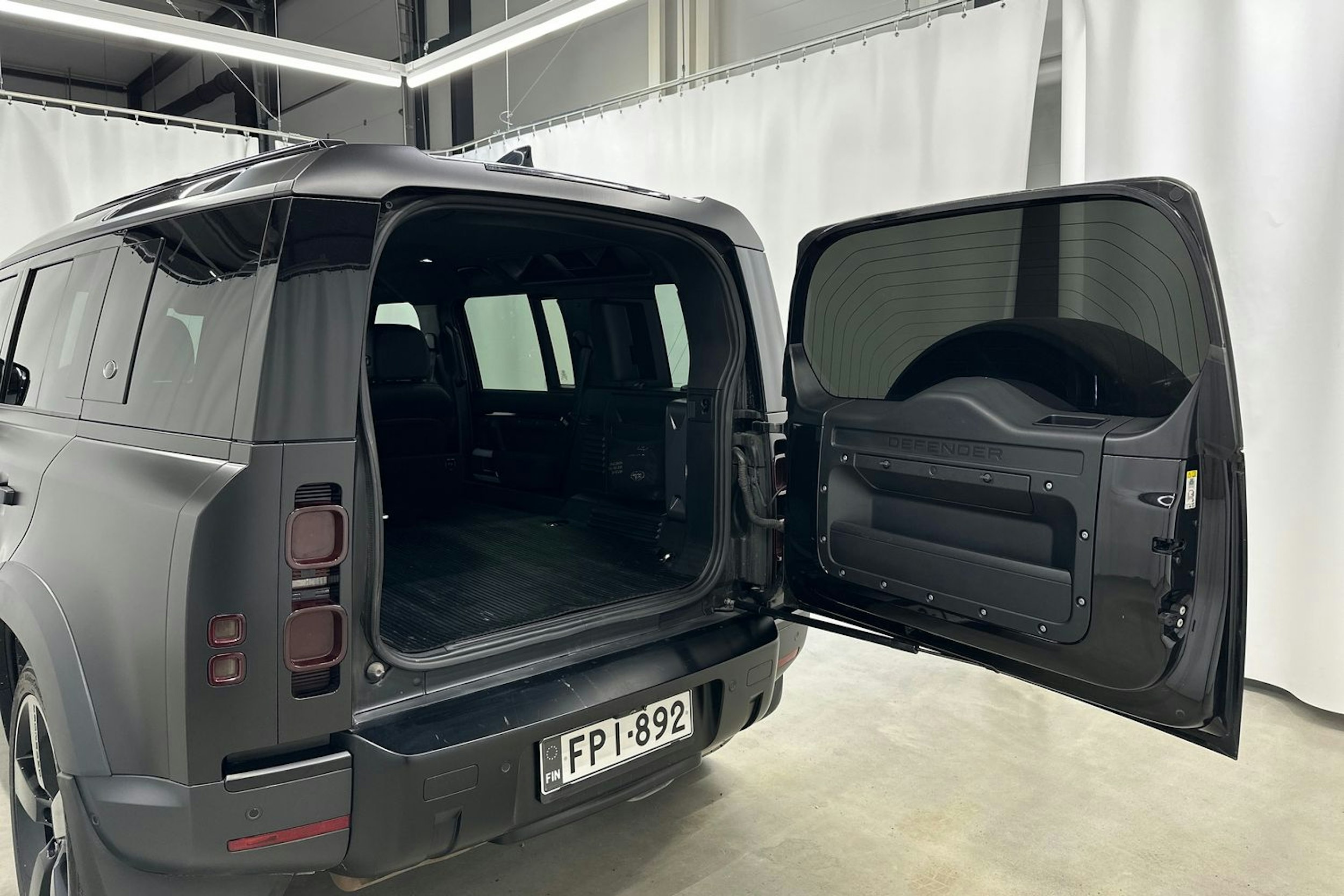 musta Land Rover Defender 2022 kuva 26.
