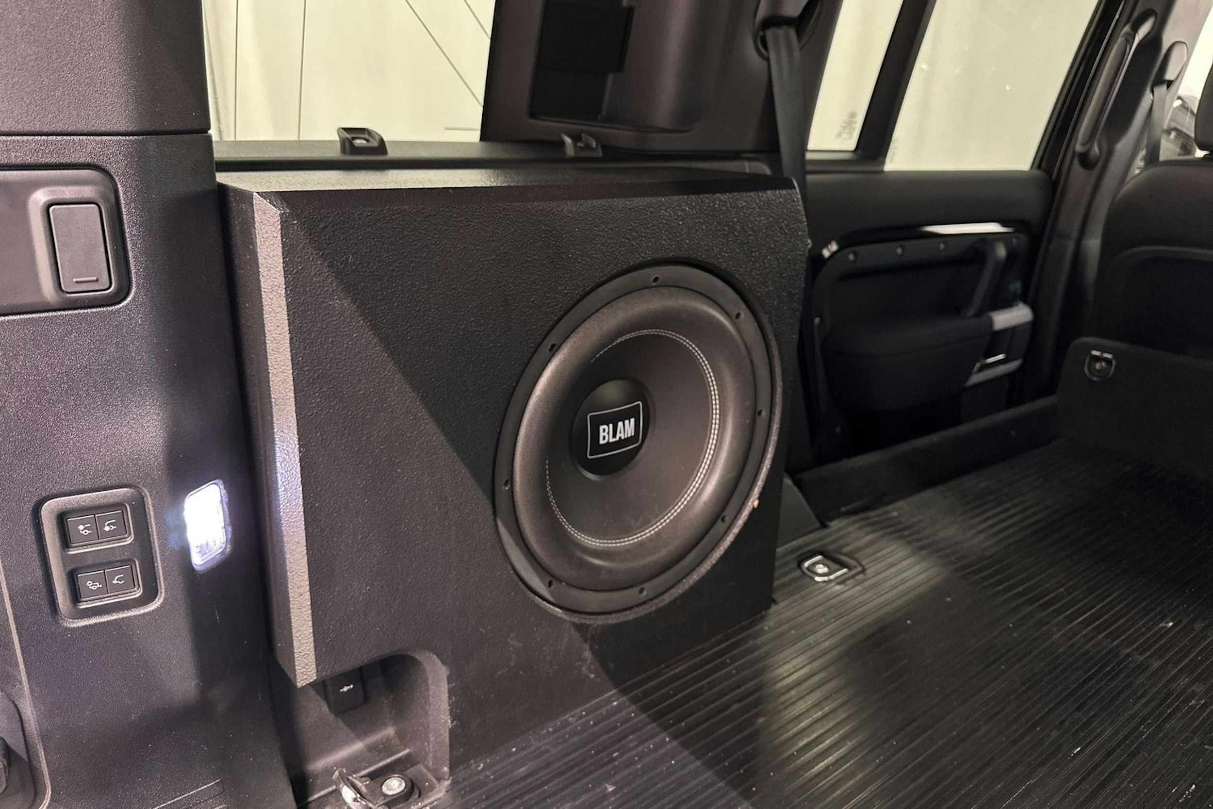 musta Land Rover Defender 2022 kuva 27.