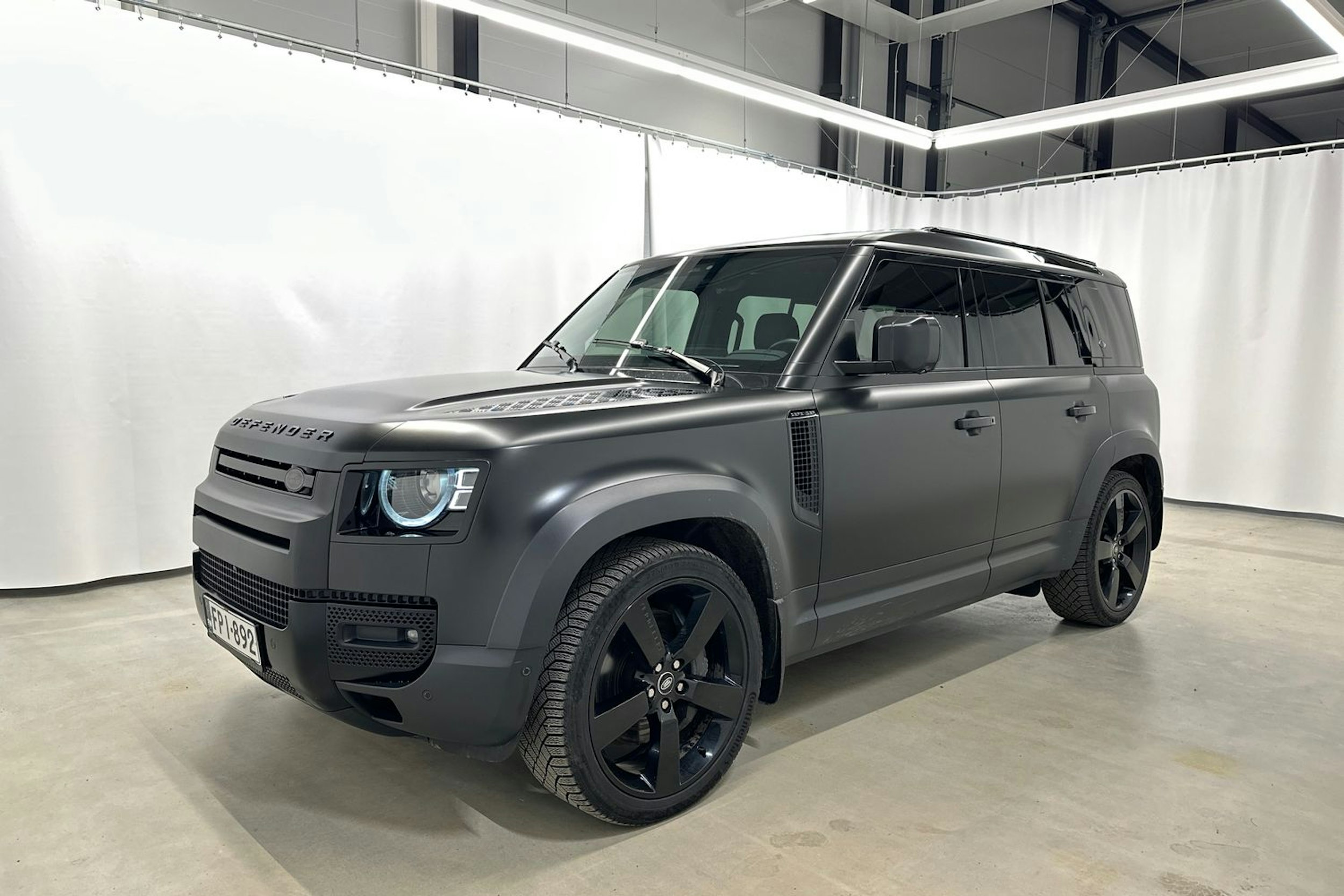 musta Land Rover Defender 2022 kuva 28.