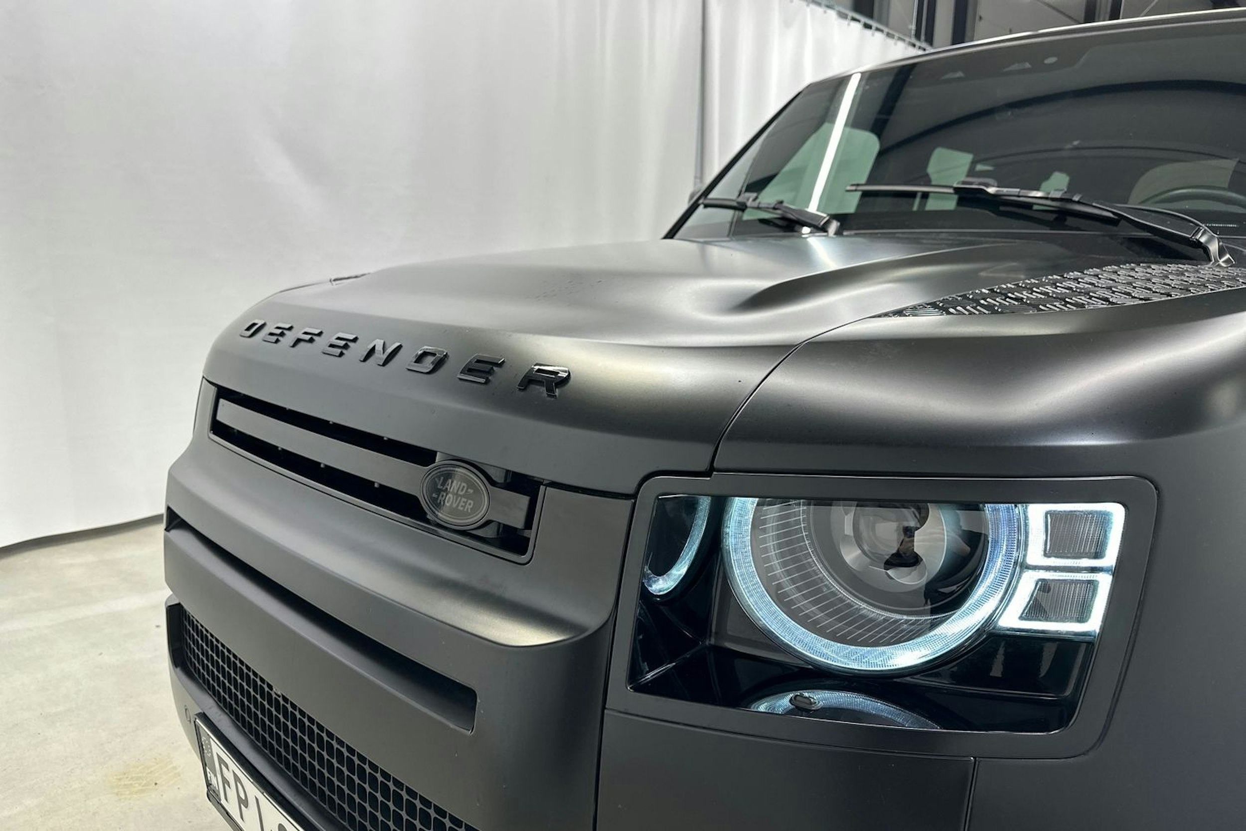 musta Land Rover Defender 2022 kuva 29.