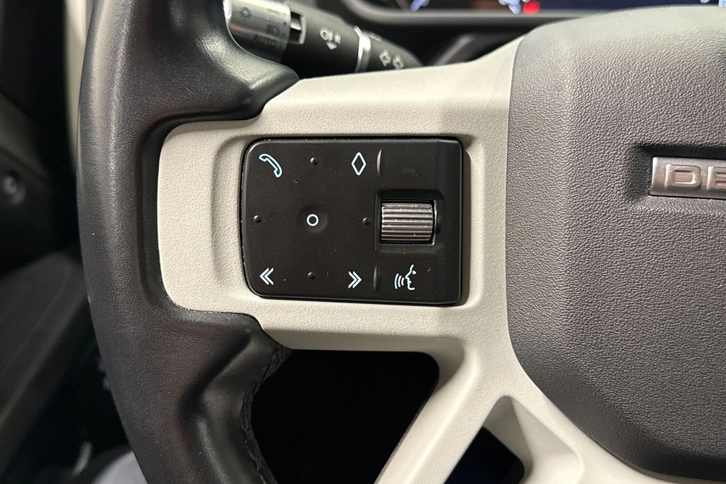 vihreä Land Rover Defender 2022 kuva 18.