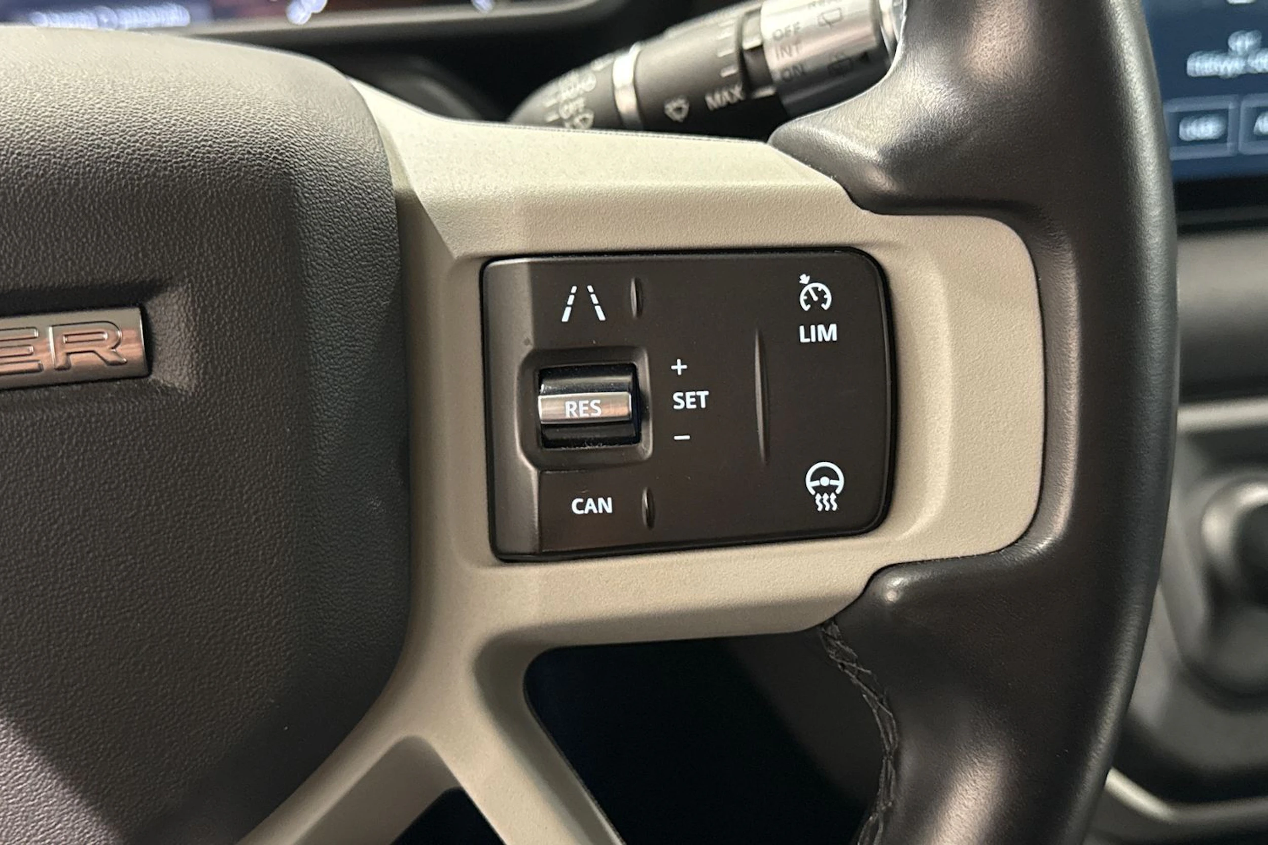 vihreä Land Rover Defender 2022 kuva 19.