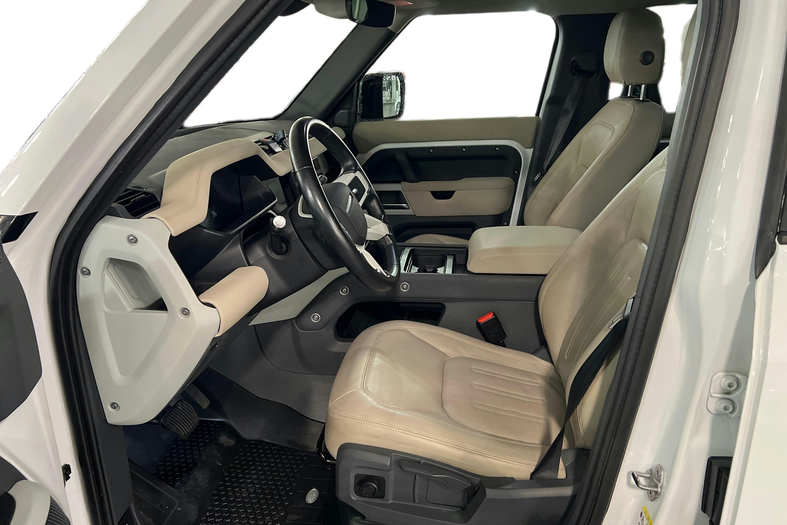 valkoinen Land Rover Defender 2022 kuva 6.