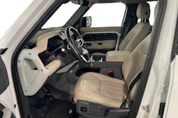 valkoinen Land Rover Defender 2022 kuva 6.
