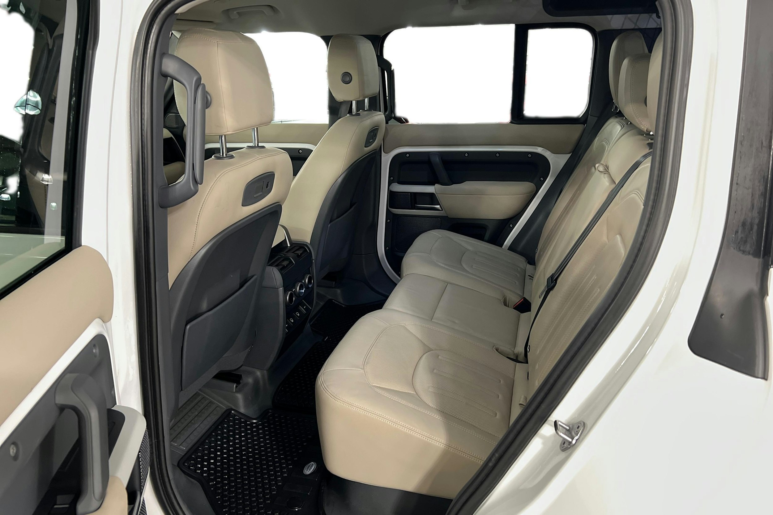 valkoinen Land Rover Defender 2022 kuva 8.
