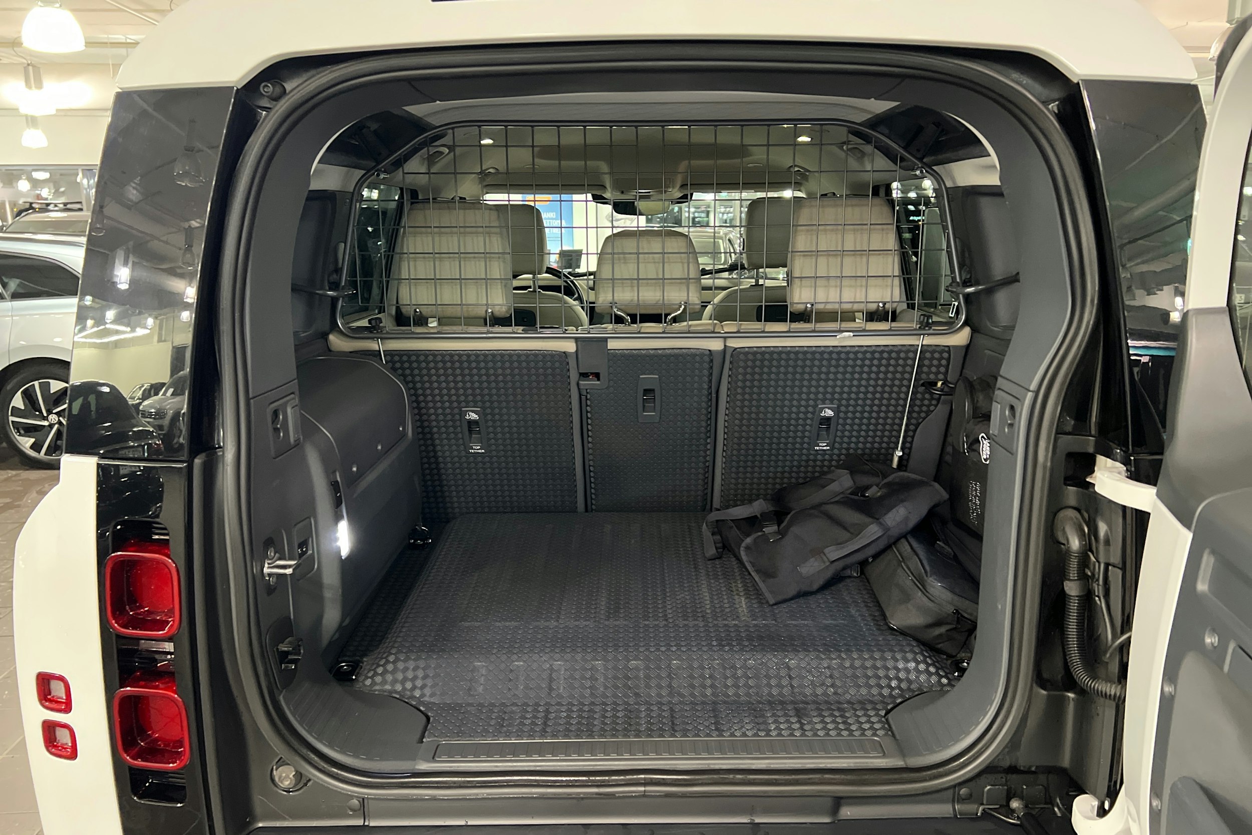 valkoinen Land Rover Defender 2022 kuva 11.