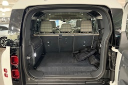 valkoinen Land Rover Defender 2022 kuva 11.