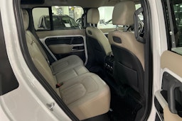 valkoinen Land Rover Defender 2022 kuva 12.