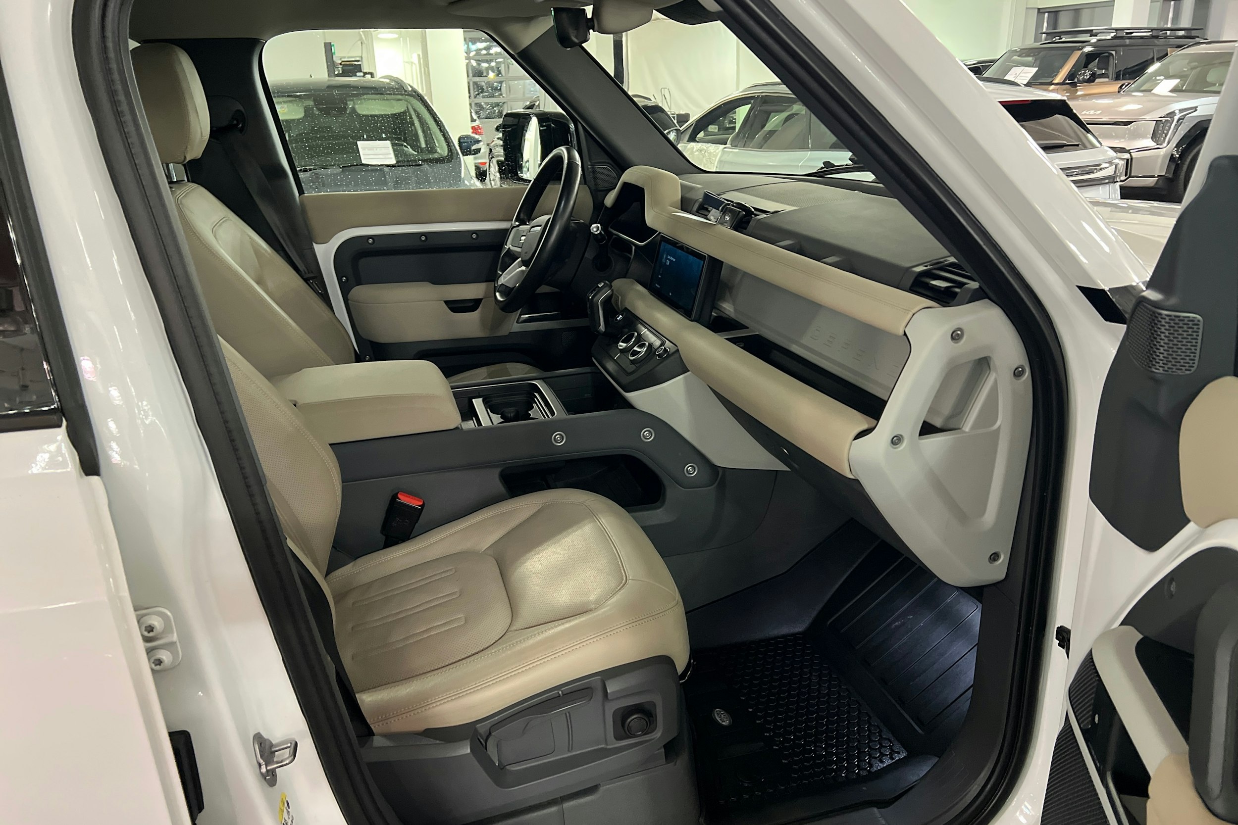 valkoinen Land Rover Defender 2022 kuva 13.