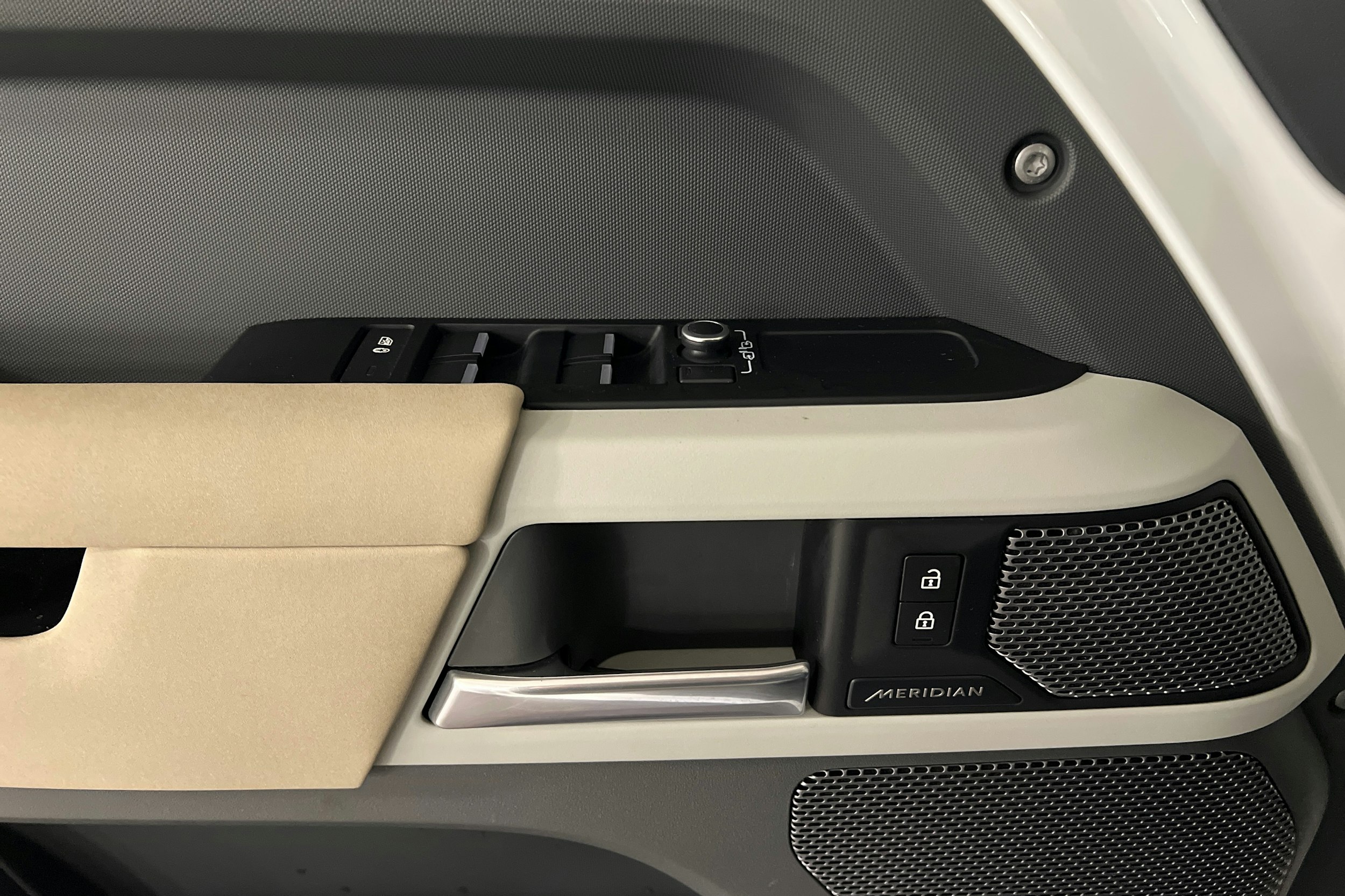 valkoinen Land Rover Defender 2022 kuva 14.