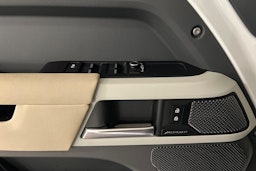 valkoinen Land Rover Defender 2022 kuva 14.