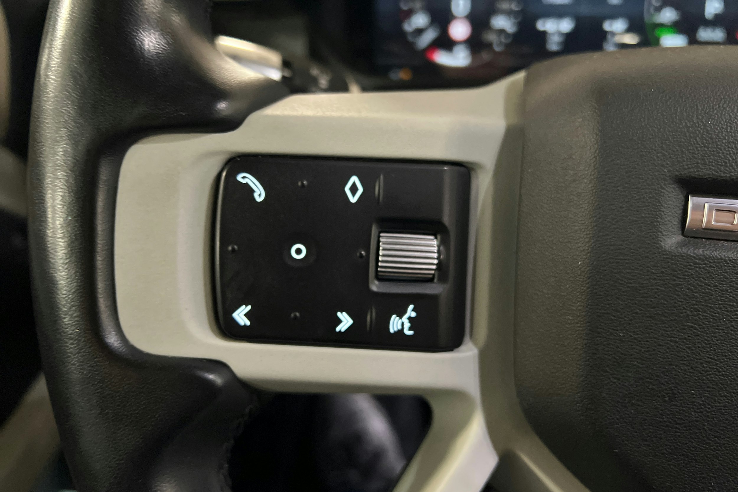 valkoinen Land Rover Defender 2022 kuva 16.