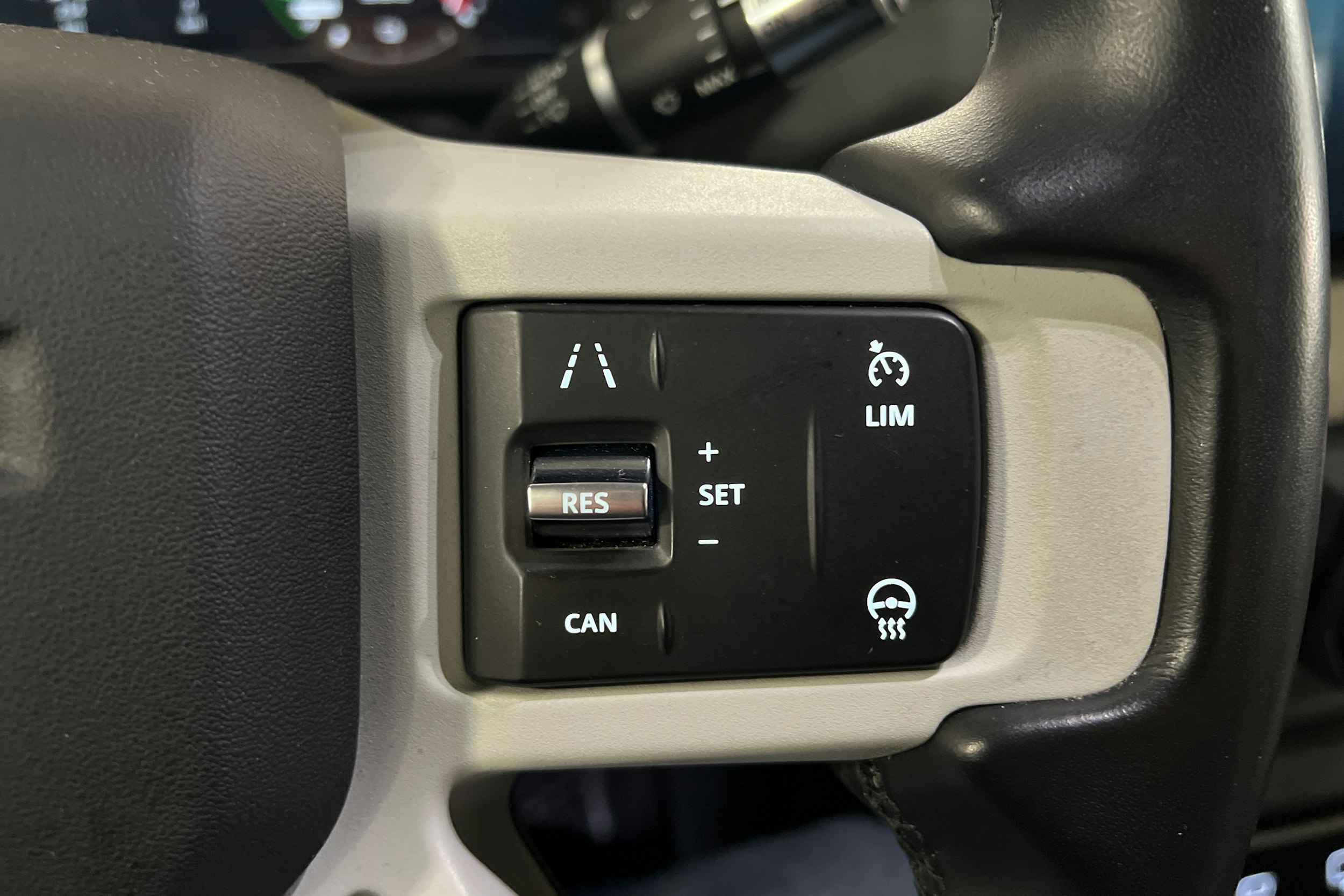 valkoinen Land Rover Defender 2022 kuva 17.