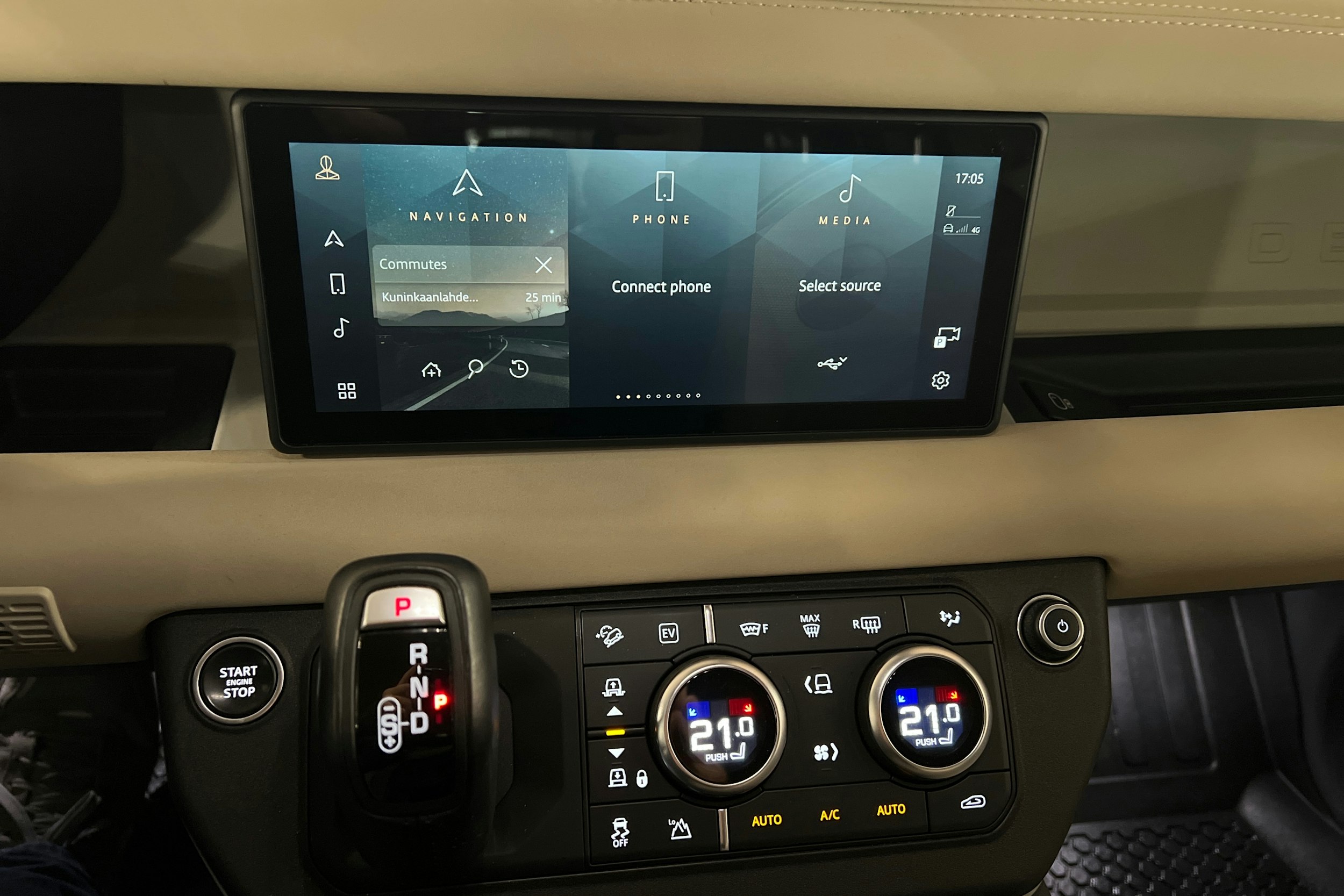 valkoinen Land Rover Defender 2022 kuva 18.