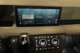 valkoinen Land Rover Defender 2022 kuva 18.