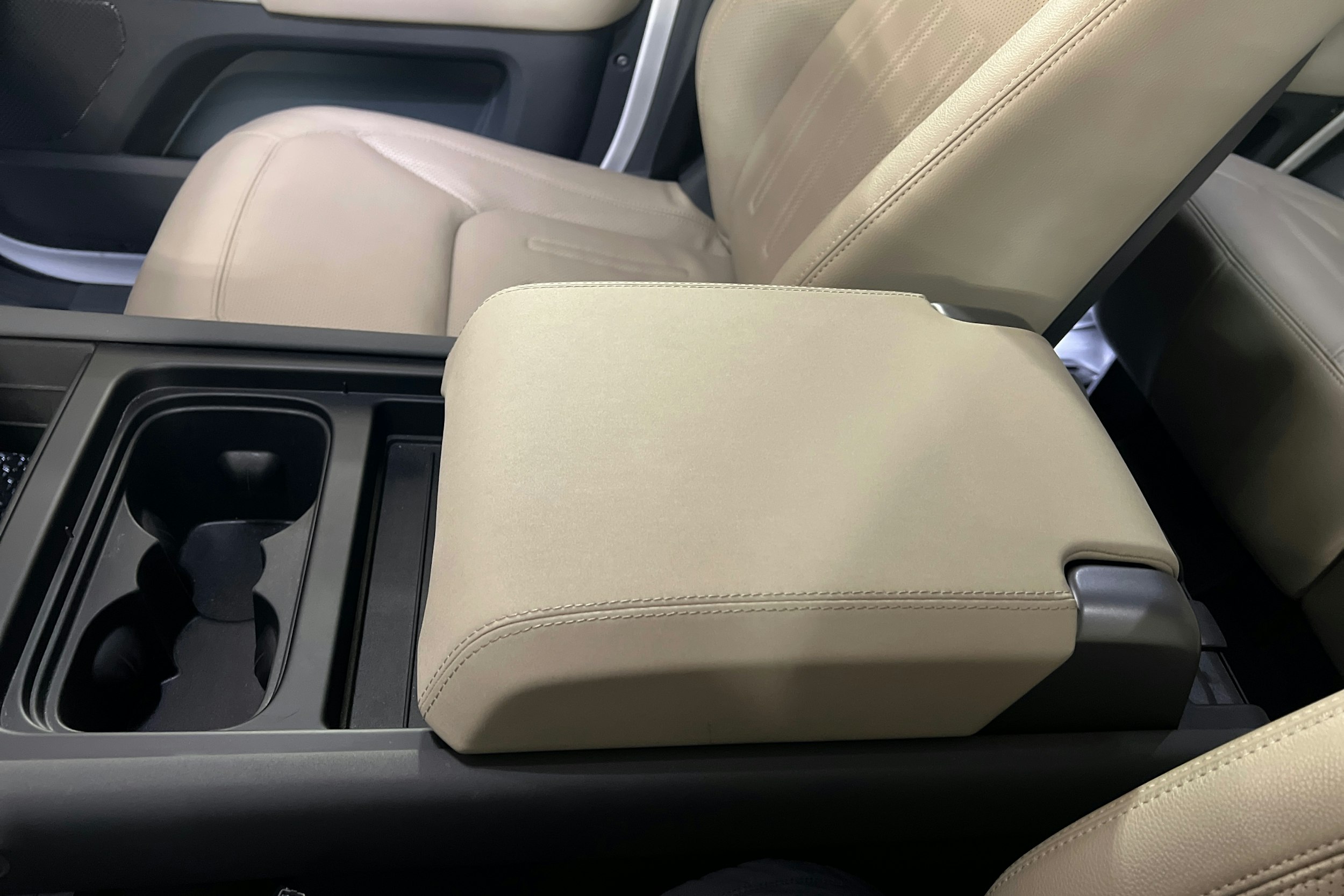 valkoinen Land Rover Defender 2022 kuva 19.