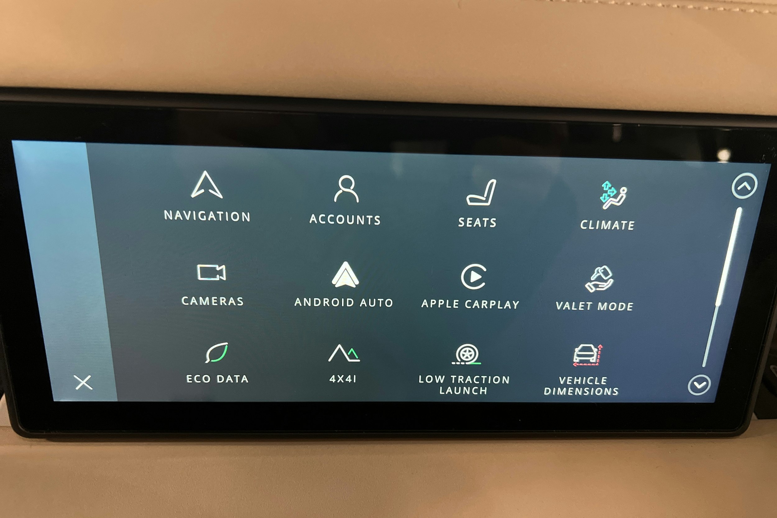 valkoinen Land Rover Defender 2022 kuva 21.