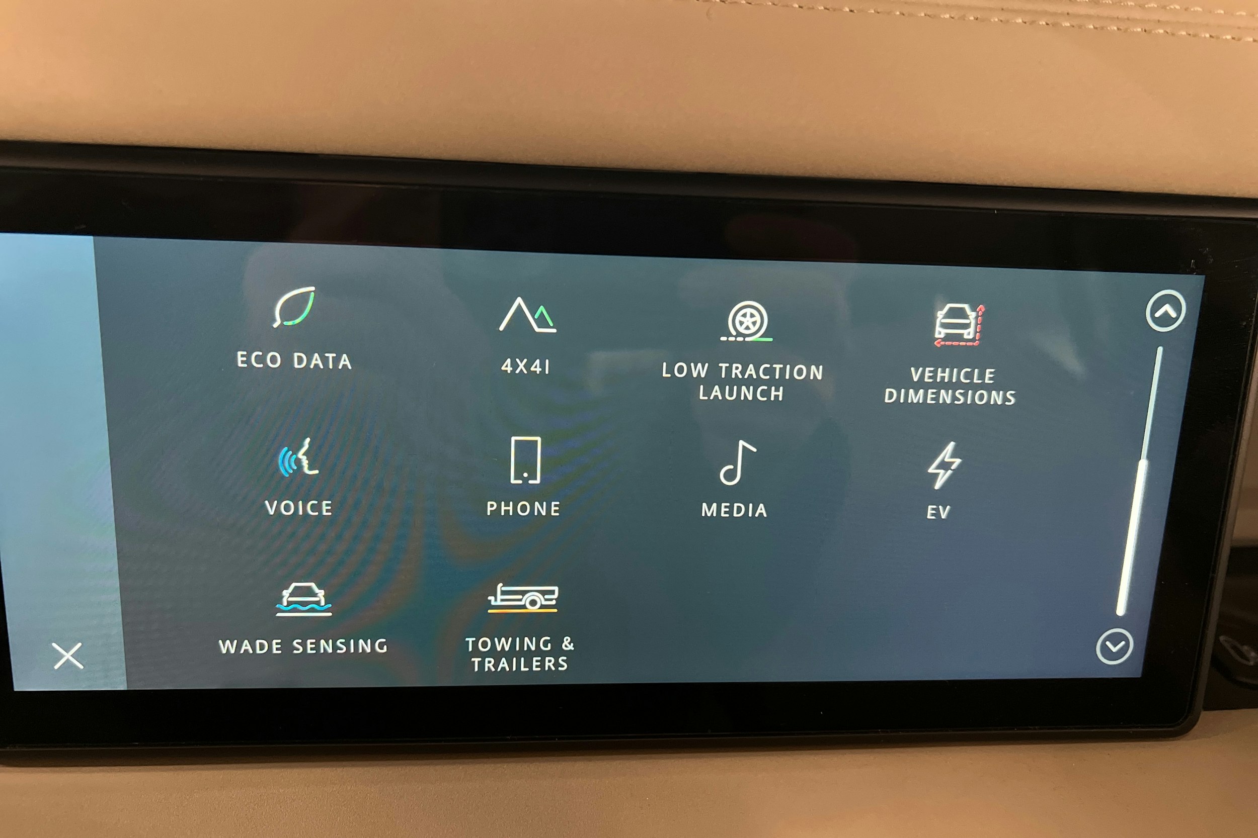 valkoinen Land Rover Defender 2022 kuva 22.