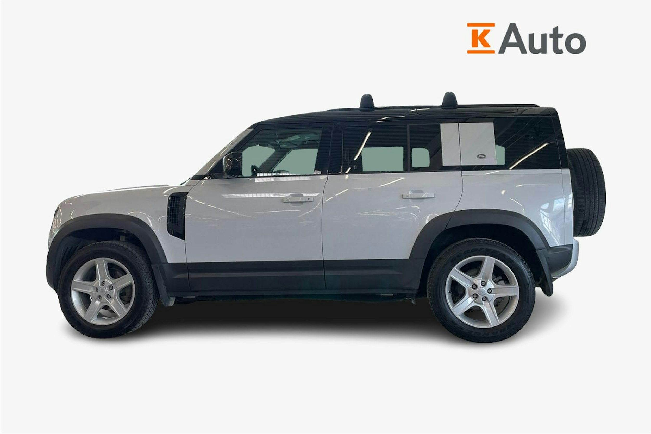 Valkoinen Land Rover Defender 2022 kuva 6.