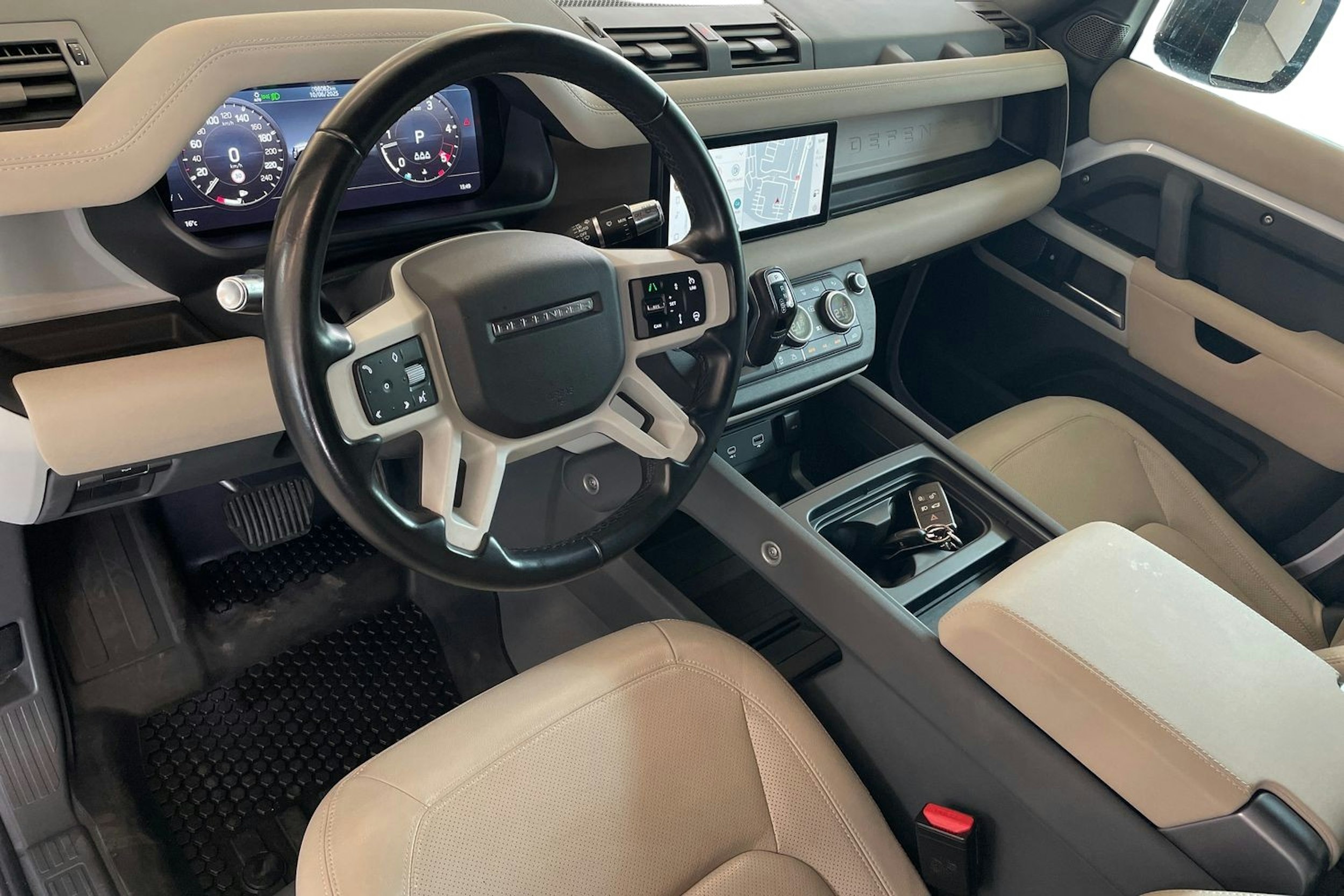 Valkoinen Land Rover Defender 2022 kuva 7.