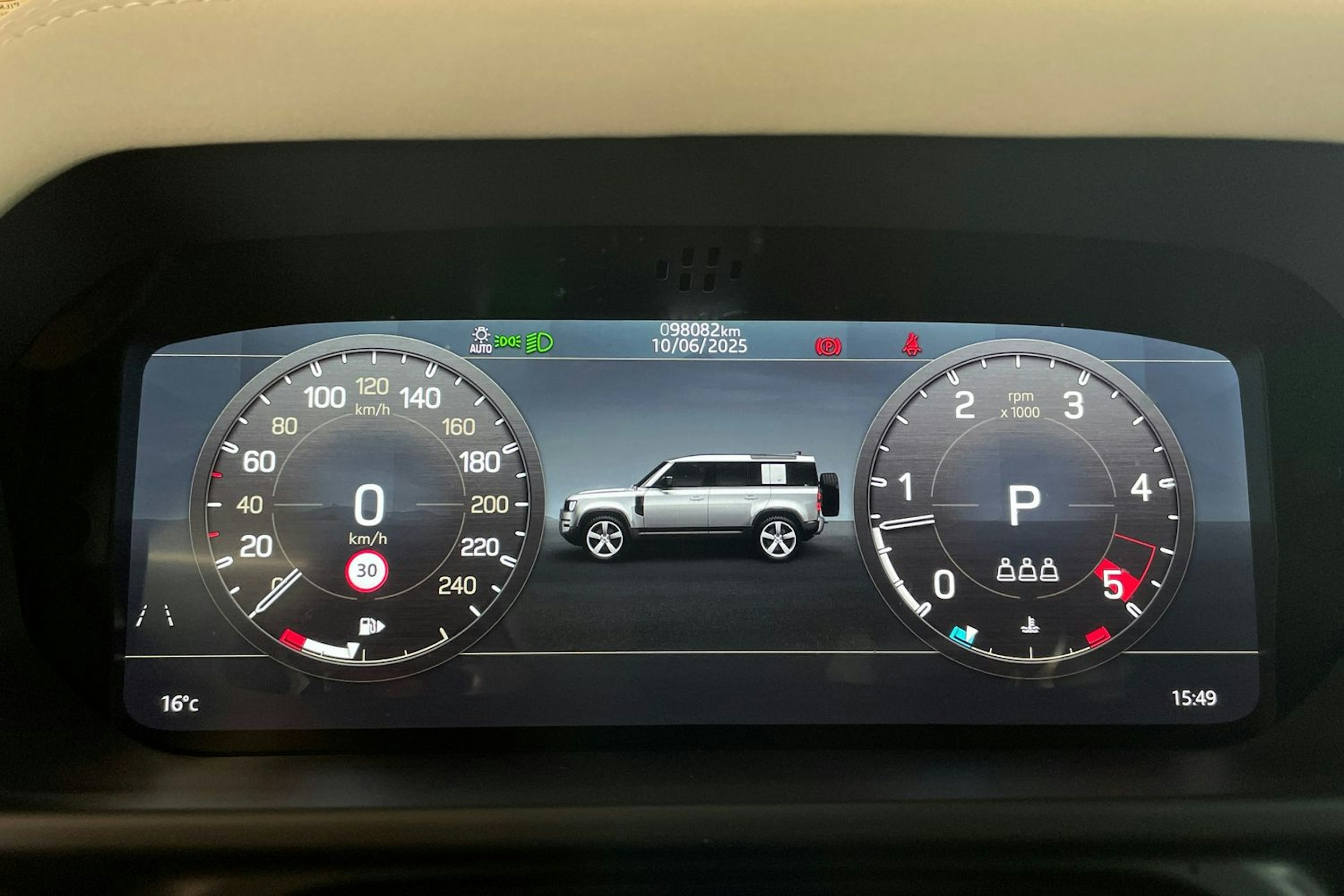 Valkoinen Land Rover Defender 2022 kuva 14.