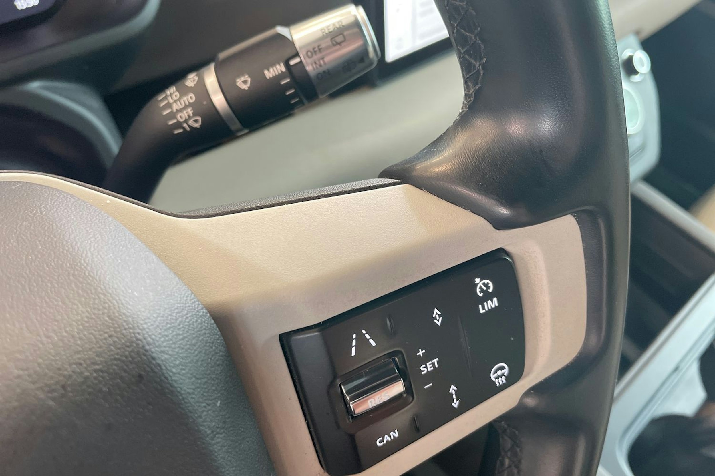 Valkoinen Land Rover Defender 2022 kuva 16.