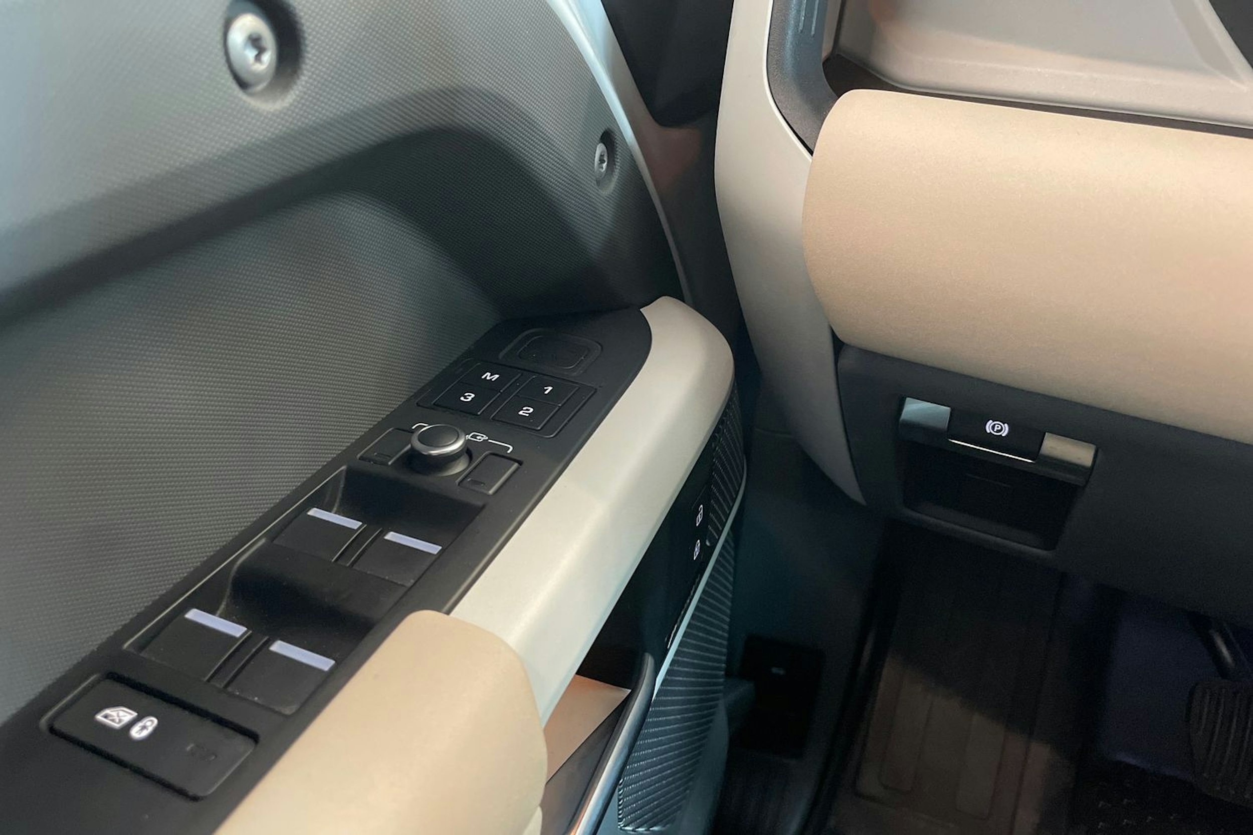 Valkoinen Land Rover Defender 2022 kuva 17.