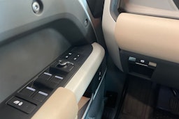 Valkoinen Land Rover Defender 2022 kuva 17.