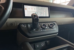 Valkoinen Land Rover Defender 2022 kuva 22.