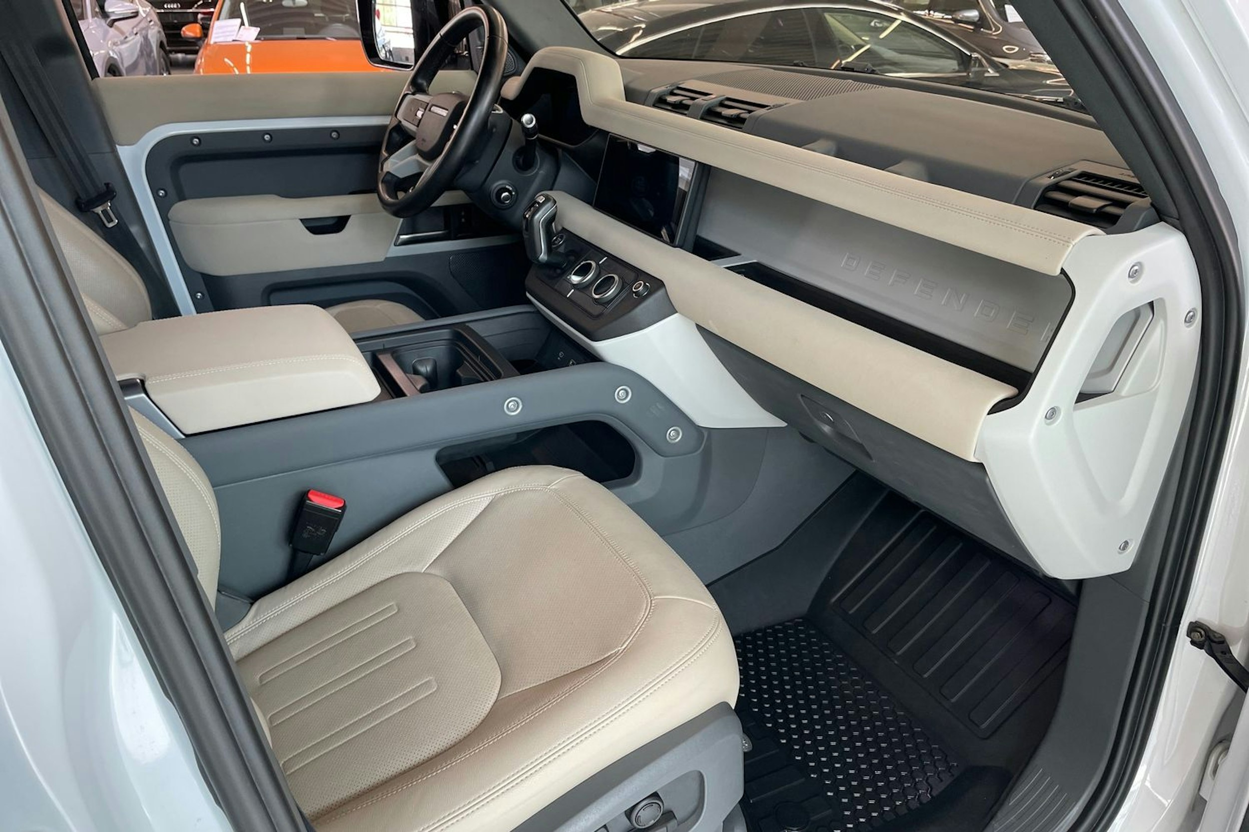 Valkoinen Land Rover Defender 2022 kuva 27.