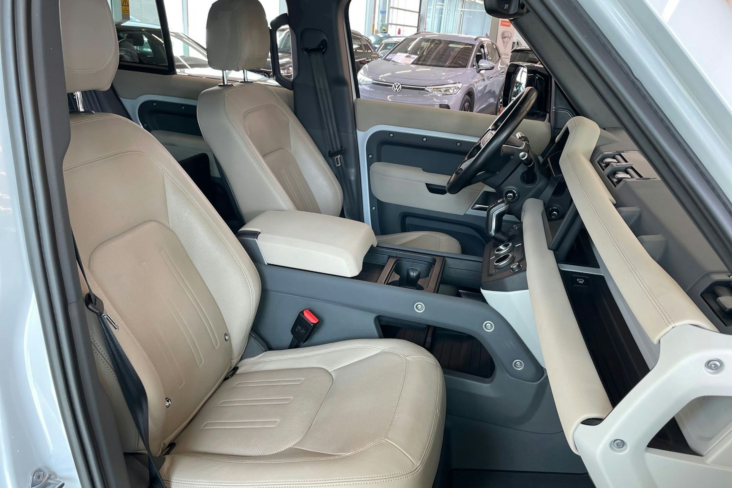 Valkoinen Land Rover Defender 2022 kuva 28.