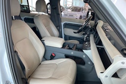 Valkoinen Land Rover Defender 2022 kuva 28.