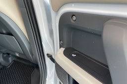 Valkoinen Land Rover Defender 2022 kuva 30.