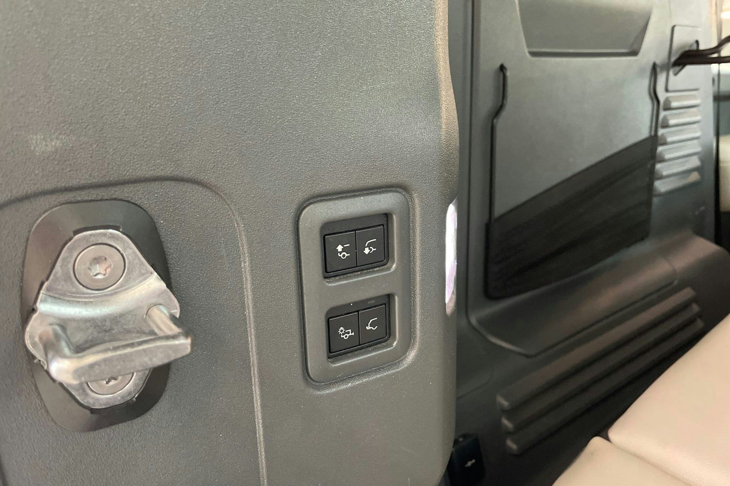 Valkoinen Land Rover Defender 2022 kuva 32.